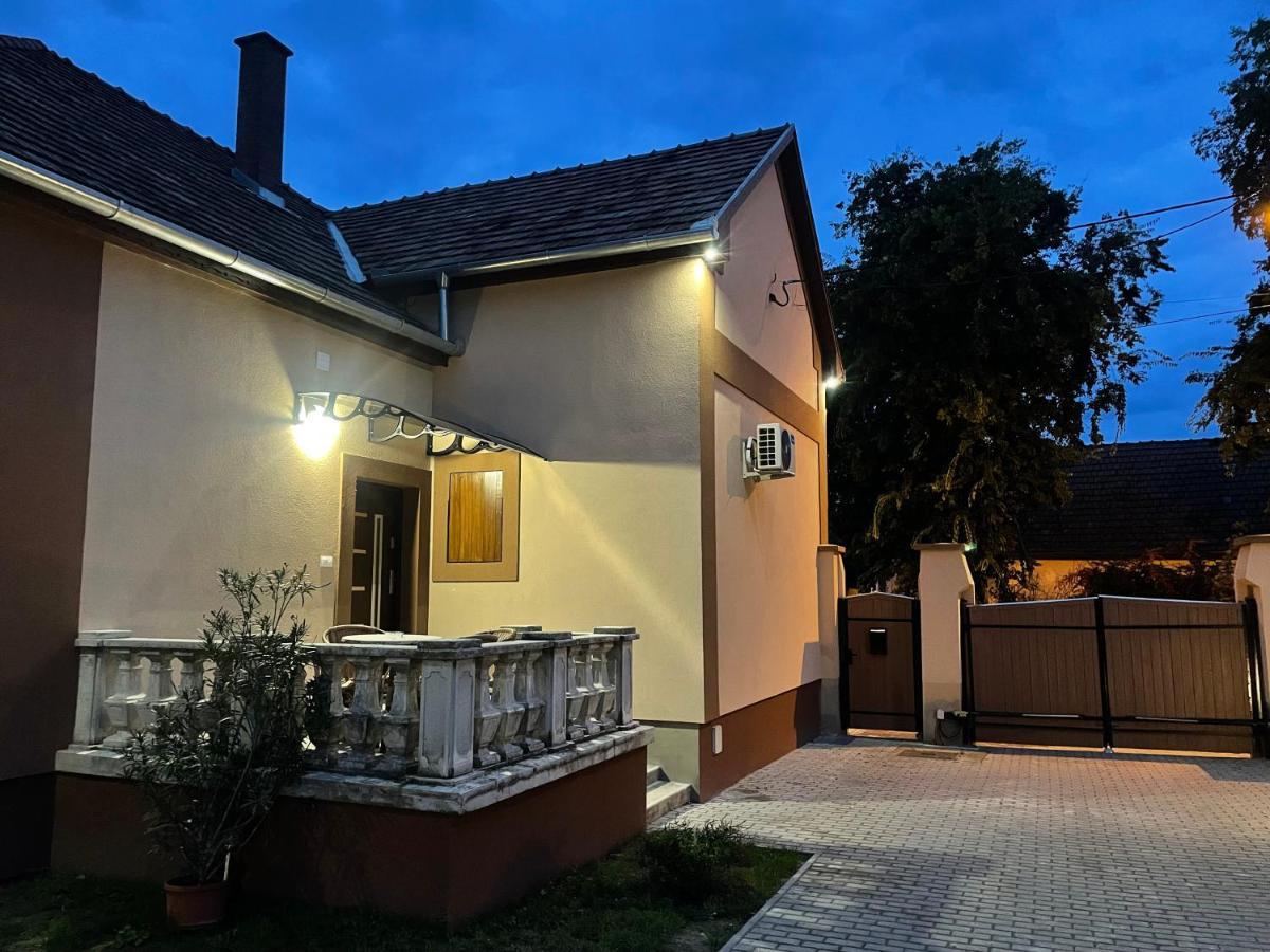 Kovacs Apartmanhaz Kiskunhalas Exterior photo